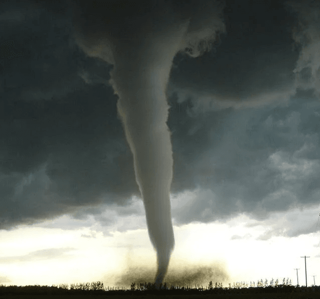 Tornado: aparência de um grande funil entre o solo e a base de uma nuvem chamada de supercélula.