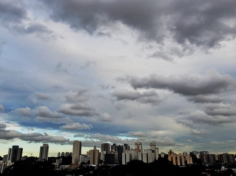 Imagem da notícia Calor continua em SP e risco de chuva forte aumenta nas próximas 48h
