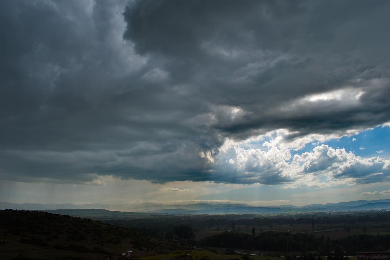 Imagem de destaque da notícia Última semana do verão terá chuva e calor em boa parte do Brasil