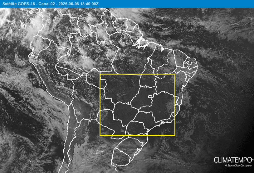 O tom de preto que predomina no SE, CO, PR, sul do TO e oeste da BA indica a ausência de nuvens devido a influência de um sistema de alta pressão atmosférica no interior do Brasil (Imagem feita pelo satélite GOES 16 em 6/6/26 às 15h50 BRT)