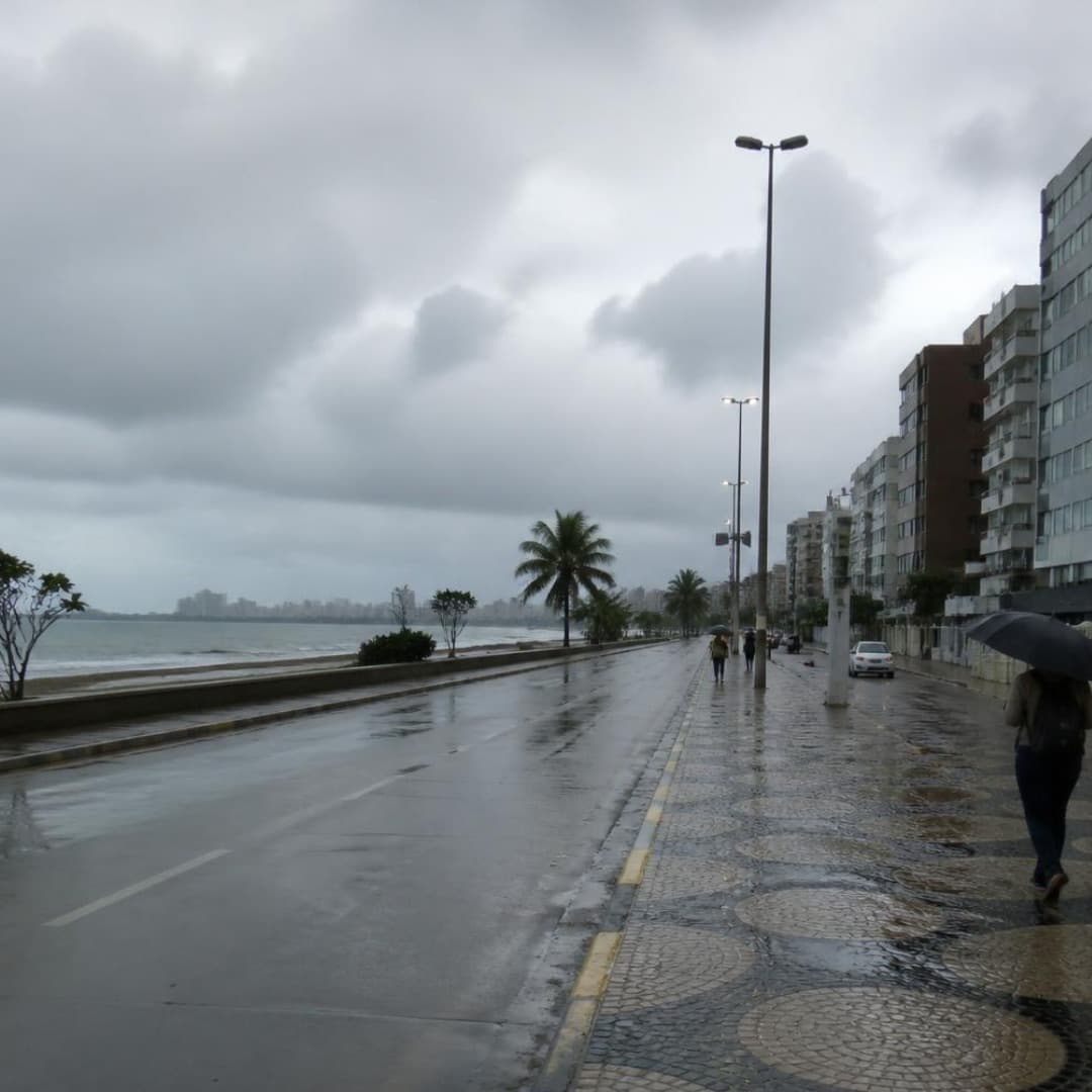 Chuva segue na faixa leste do Nordeste, enquanto o interior continua com baixa umidade do ar