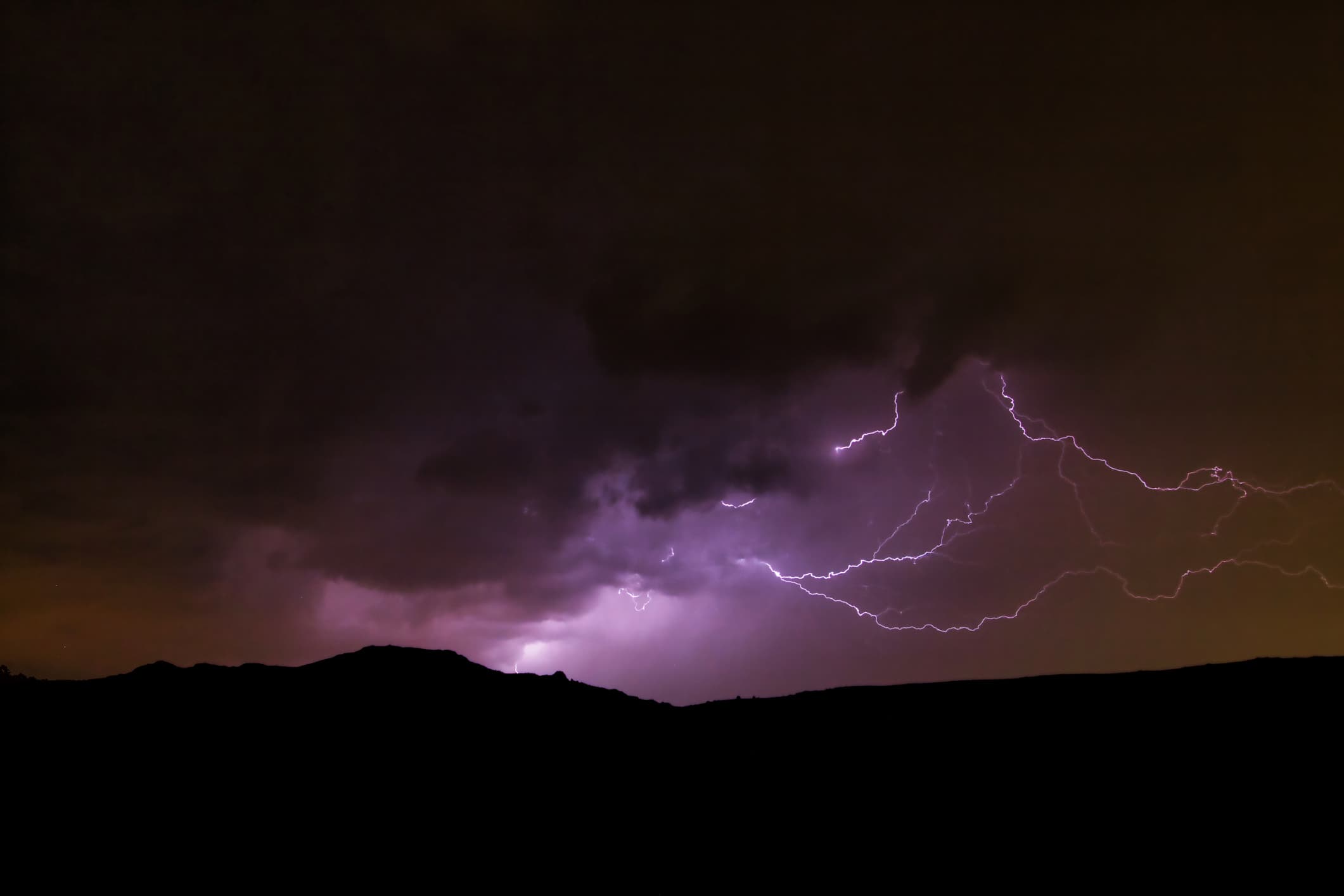 Imagem da notícia Frente fria traz temporais e intensifica chuvas de primavera no Brasil