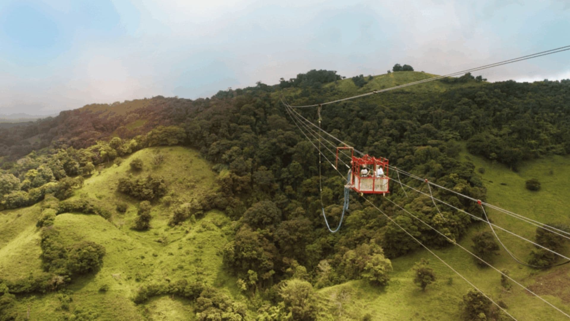 Entre florestas nubladas e paisagens montanhosas, Monteverde reúne algumas das experiências de aventura mais procuradas da Costa Rica. Entre florestas nubladas e paisagens montanhosas, Monteverde reúne algumas das experiências de aventura mais procuradas da Costa Rica.