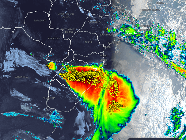Tempestades se espalharam sobre o RS na madrugada de 21/9/26 com a chegada de uma frente fria. Os pontos amarelos representam a intensa atividade elétrica das nuvens de tempestade Tempestades se espalharam sobre o RS na madrugada de 21/9/26 com a chegada de uma frente fria. Os pontos amarelos representam a intensa atividade elétrica das nuvens de tempestade