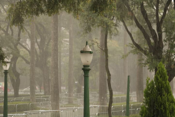 Imagem da notícia Frente fria no Sudeste traz chuvas intensas e risco de alagamentos Imagem da notícia Frente fria no Sudeste traz chuvas intensas e risco de alagamentos